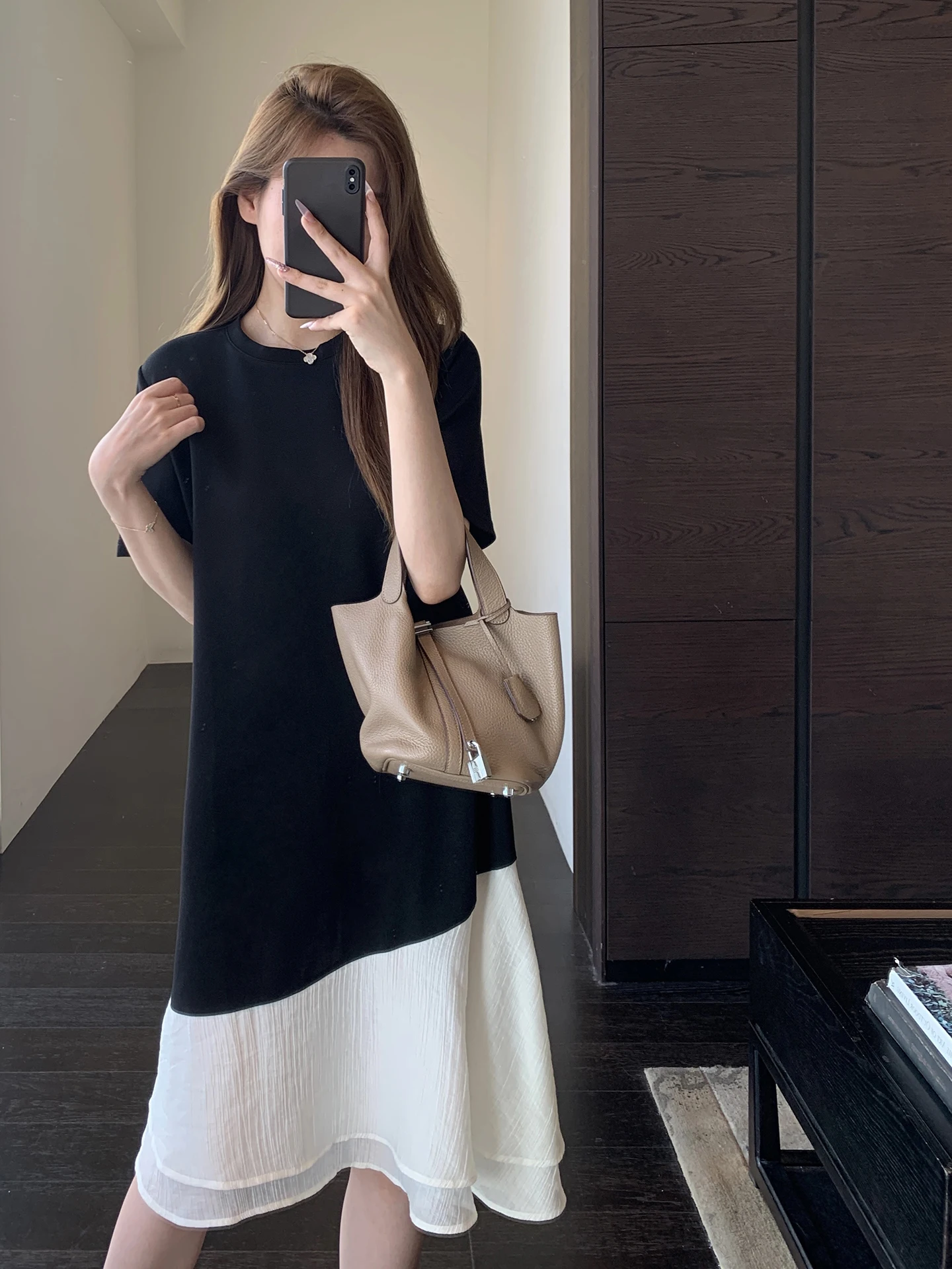 6月に着る20代女性の服はどう選ぶ？リネンドレスが解決する夏の着こなしの悩み