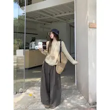 トレンド感あふれる長袖ニットトップスとワイドレッグカジュアルパンツのファッションコーディネート（セットアップ対応）