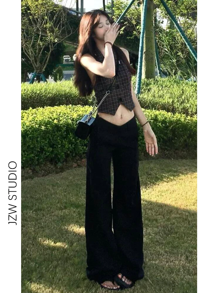 美しいシルエットの黒のローライズフレアパンツ：スリットフレアパンツとセミフレアパンツの間で最適な選択とは？