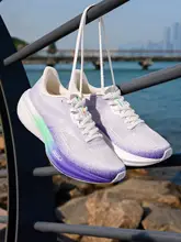 専門的なクッション技術を搭載したランニングシューズ【男性用・夏季対応・軽量デザイン】
