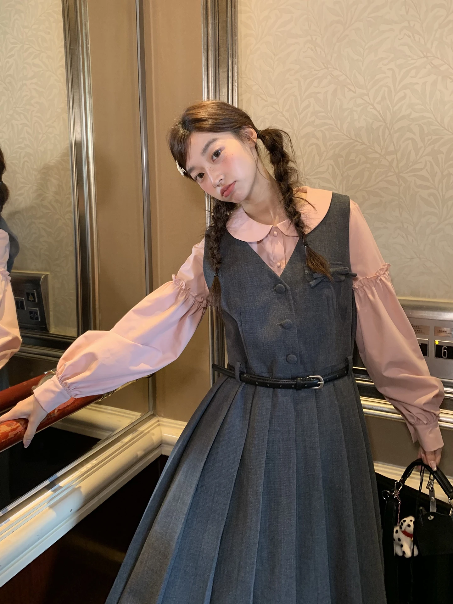 40代の忘年会に着る服は、知的な印象を与えるスーツベストワンピースがベスト？