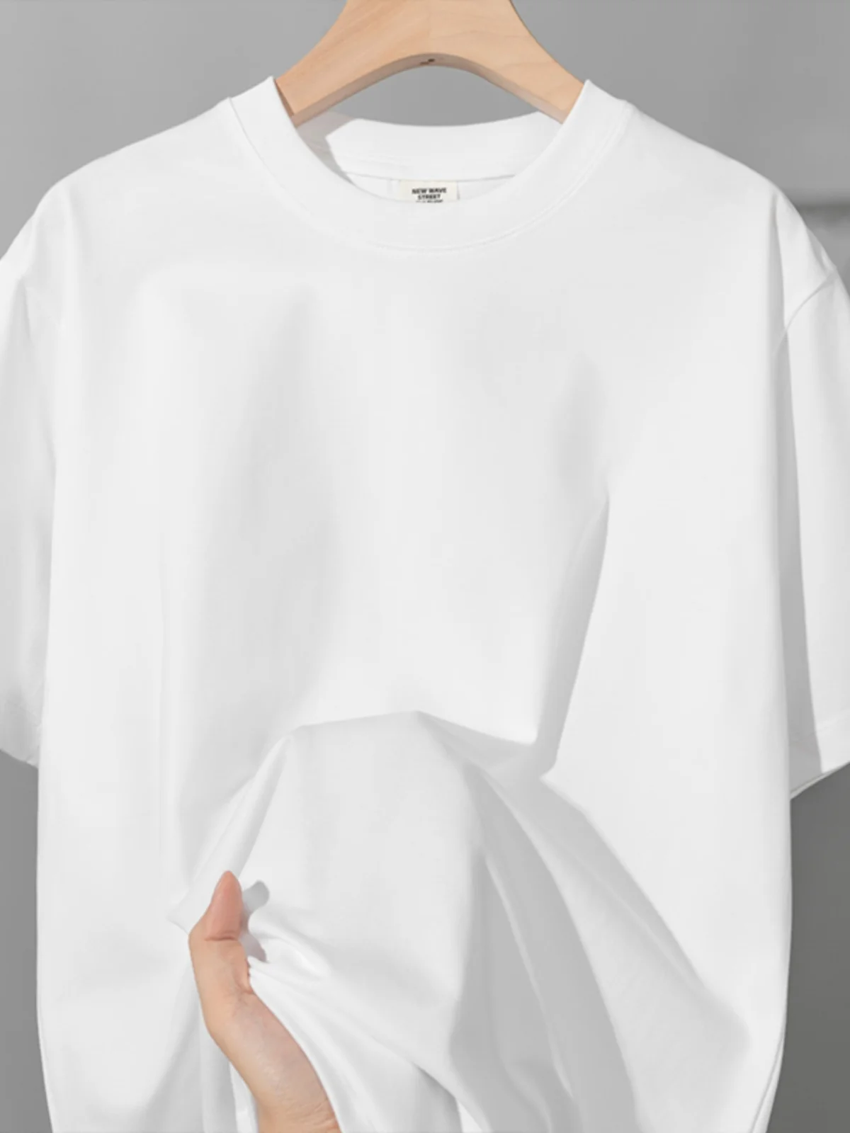 ズボンにTシャツを着せるのはなぜ？シンプルな白Tシャツが解決する夏のコーデ悩み