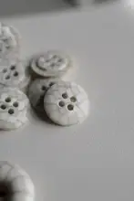 深灰色ストライプ模様の白いマイクロファイバー装飾ボタン【フラットデザイン・15mm】