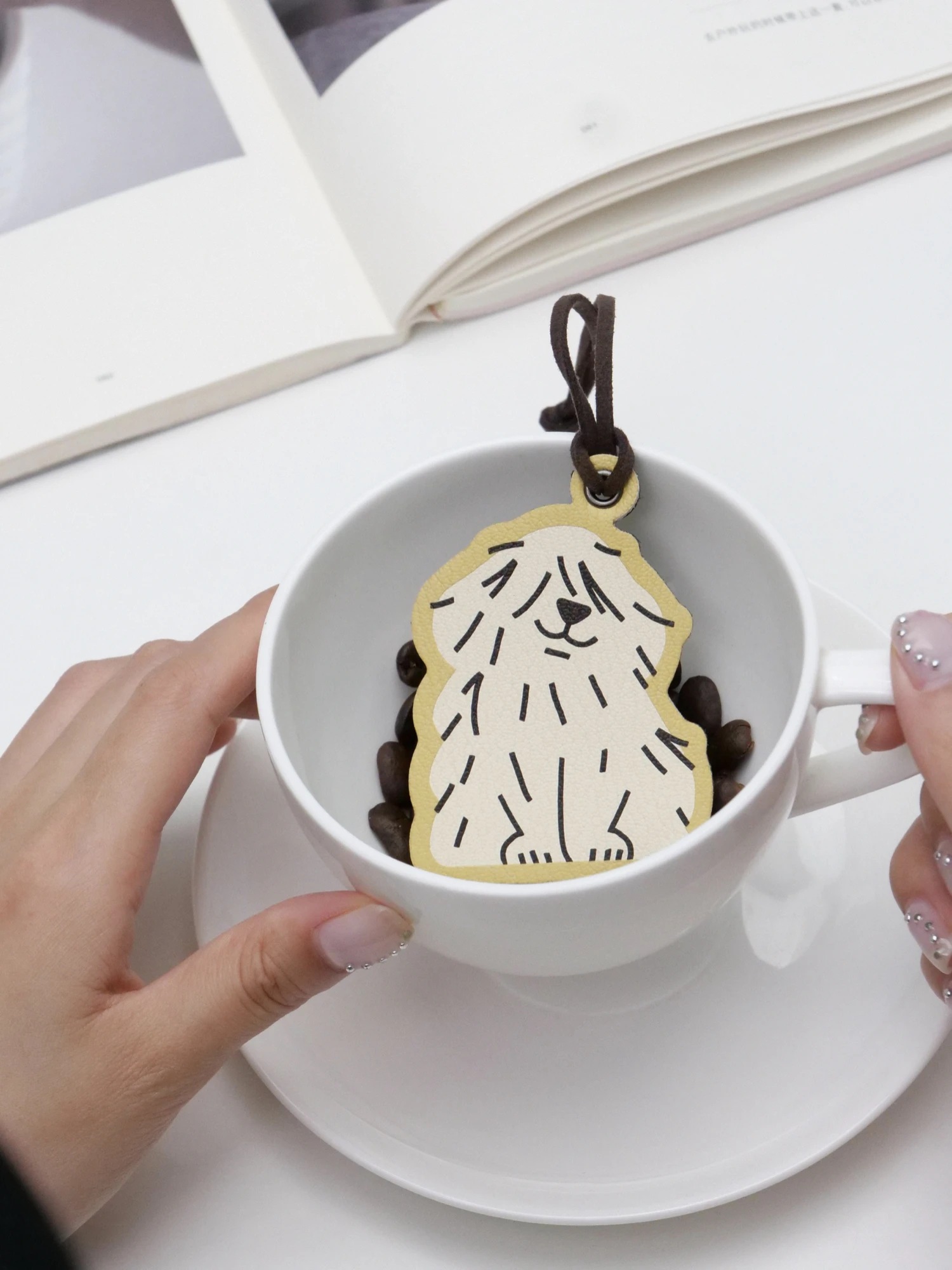 かぎ編みモチーフ四角の作り方とおすすめデザイン：迷子犬チャームの実用性と作成プロセス