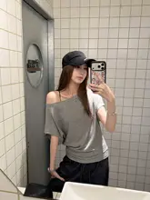 魅力的なオフショルダーのリバーシブルTシャツ【夏用・ゆったり・短袖】