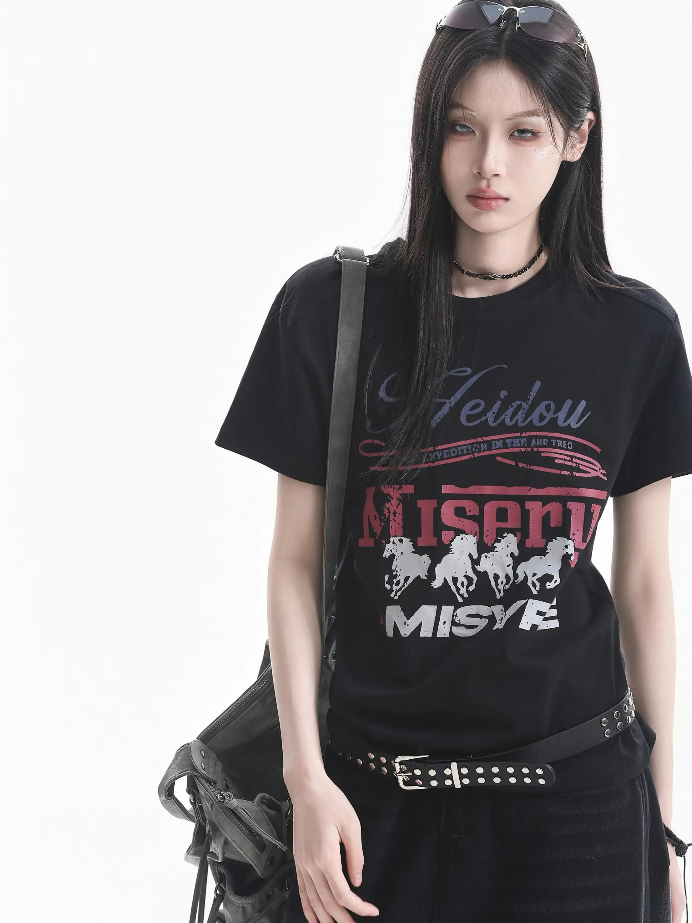 黒Tシャツの色落ちは避けられない？実は「洗い加工」が逆に美しくする理由