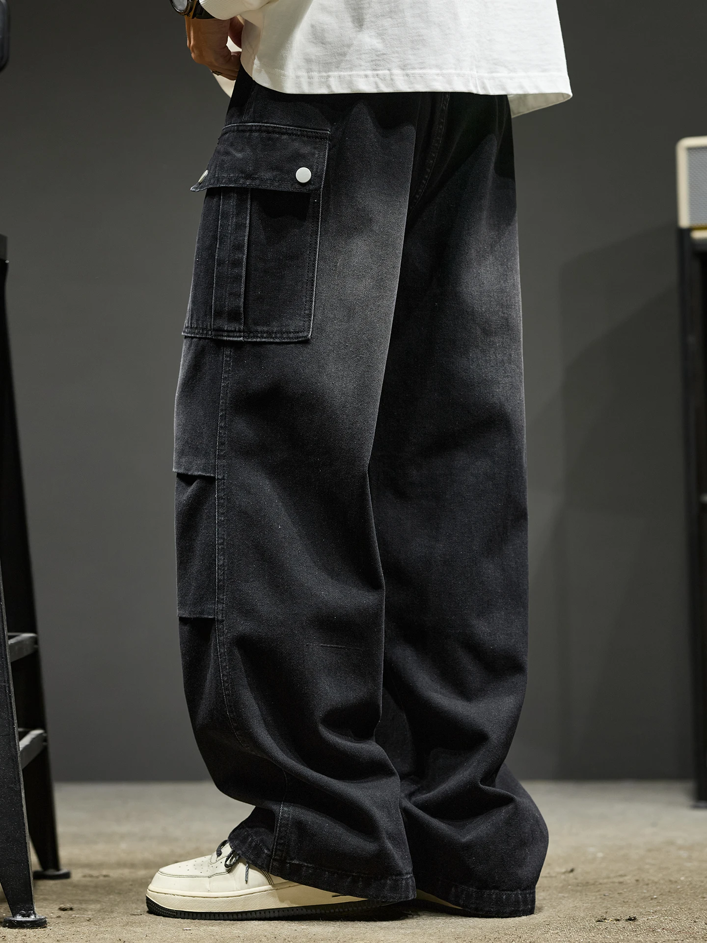 ゆったりカーゴパンツ メンズ：アメリカンスタイルのワイドレッグデザインと皺入り牛仔布の実用性