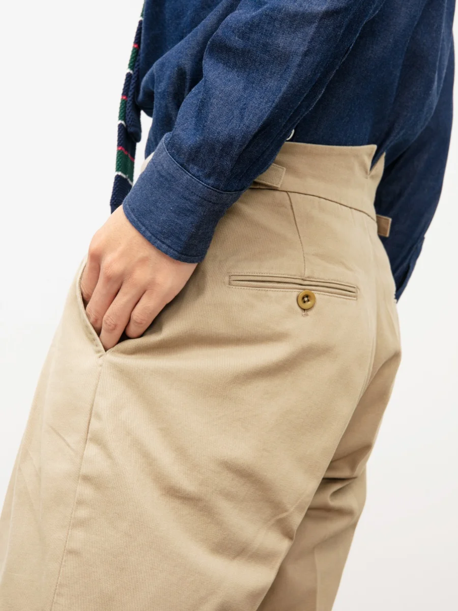 カーキ色のコットンチノパンツ：BIBURY COURTのレトロデザインハイウエストスタイルが提供する日常使いの実用性