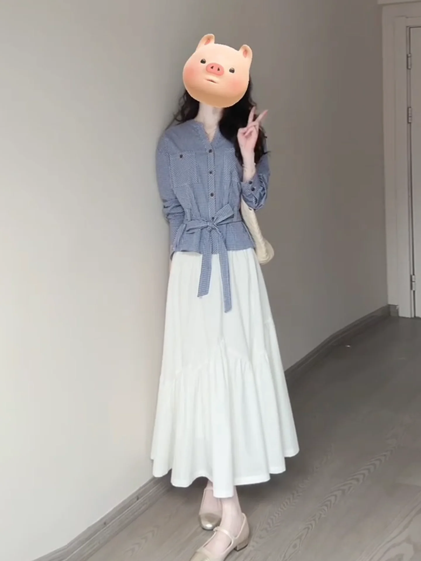 チェック柄シャツとスカートの春コーデ：カジュアルユニークデザインセットアップの実用性と使い方