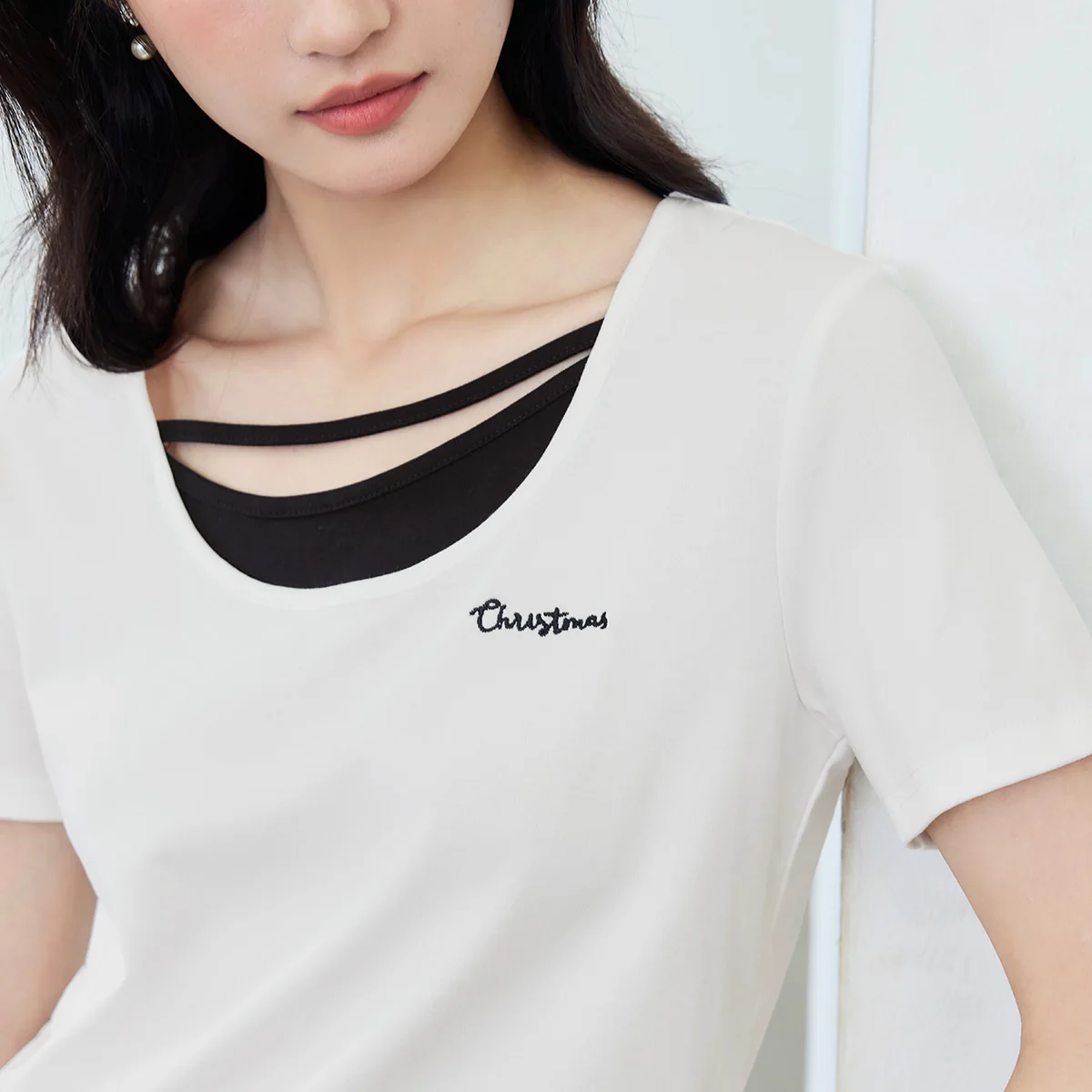 デザイン性のあるバイカラーTシャツ2点セットで実現するレディース重ね着コーデ