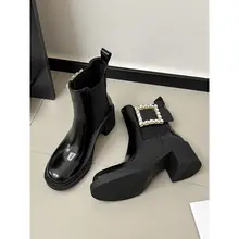 牛革製 高ヒールショートブーツ【クリスタル装飾・スクエアトゥ・黒・太ヒール・チェルシーブーツ】