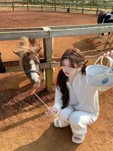 かわいい編み込みフード付きニットトップスとパンツのカジュアルな気質のコーディネート（セットアップ対応）