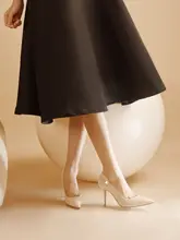 シンプルなデザインのエナメル調パンプス【細めのヒール・快適な履き心地・女性用】
