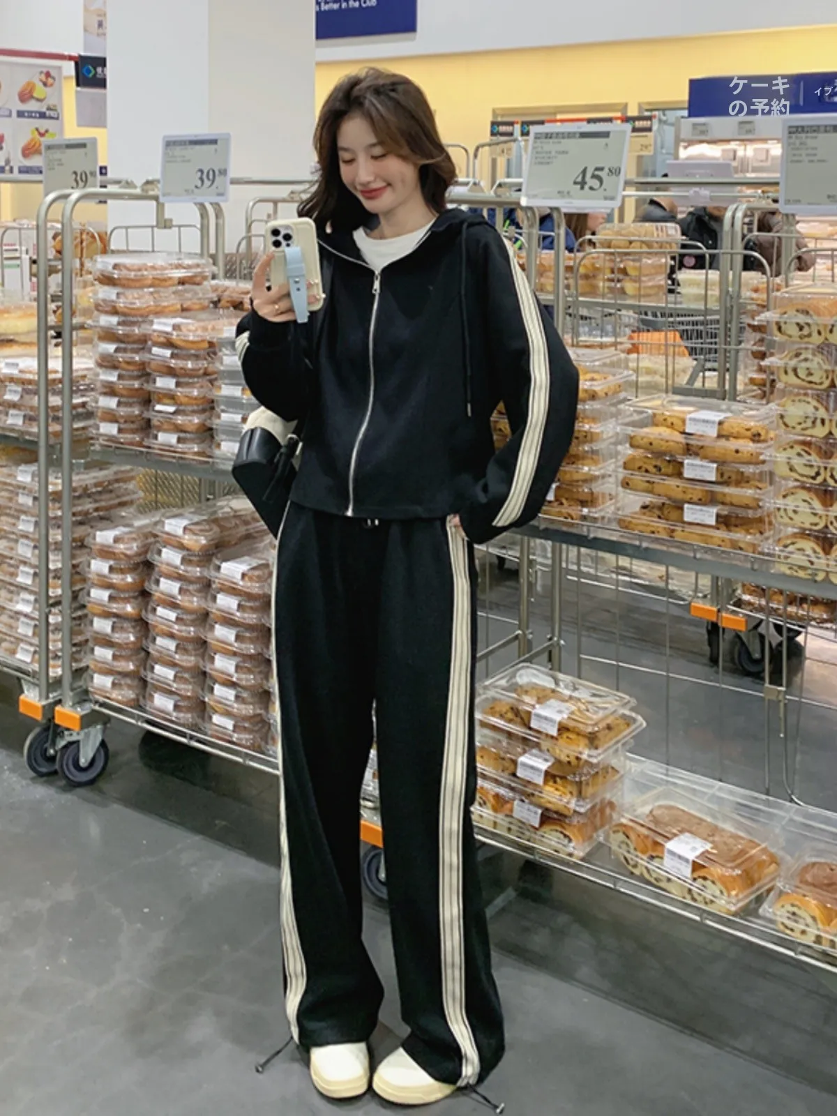 10月初めのファッションは、黒のストライプパーカーで決める？