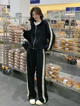 黒のスポーティストライプパーカー【カジュアル・フード付き・ワイドパンツ・セットアップ対応】