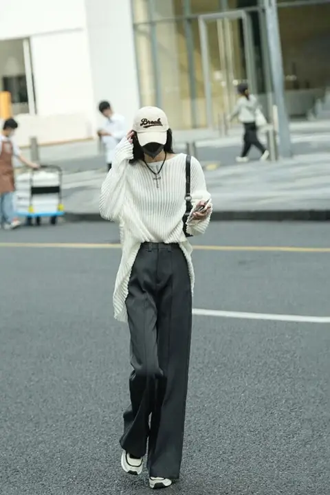 白色のゆったりしたクルーネックニットセーター【春季用・女性用・ナチュラルテイスト】