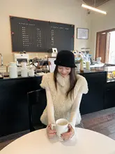 可愛い雰囲気の環境に優しいフェイクファーケープ風ベスト【ショート丈・マントデザイン】
