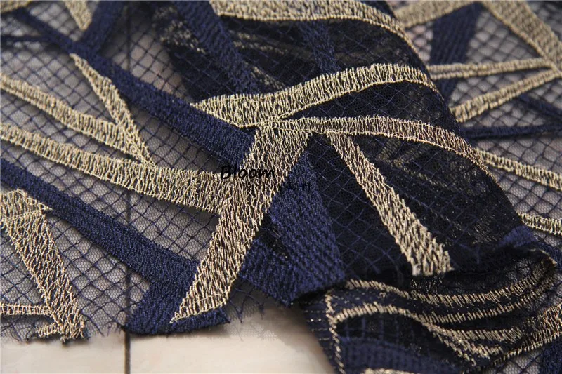 深い青と金の几何学模様の刺繍チュール生地とは何か