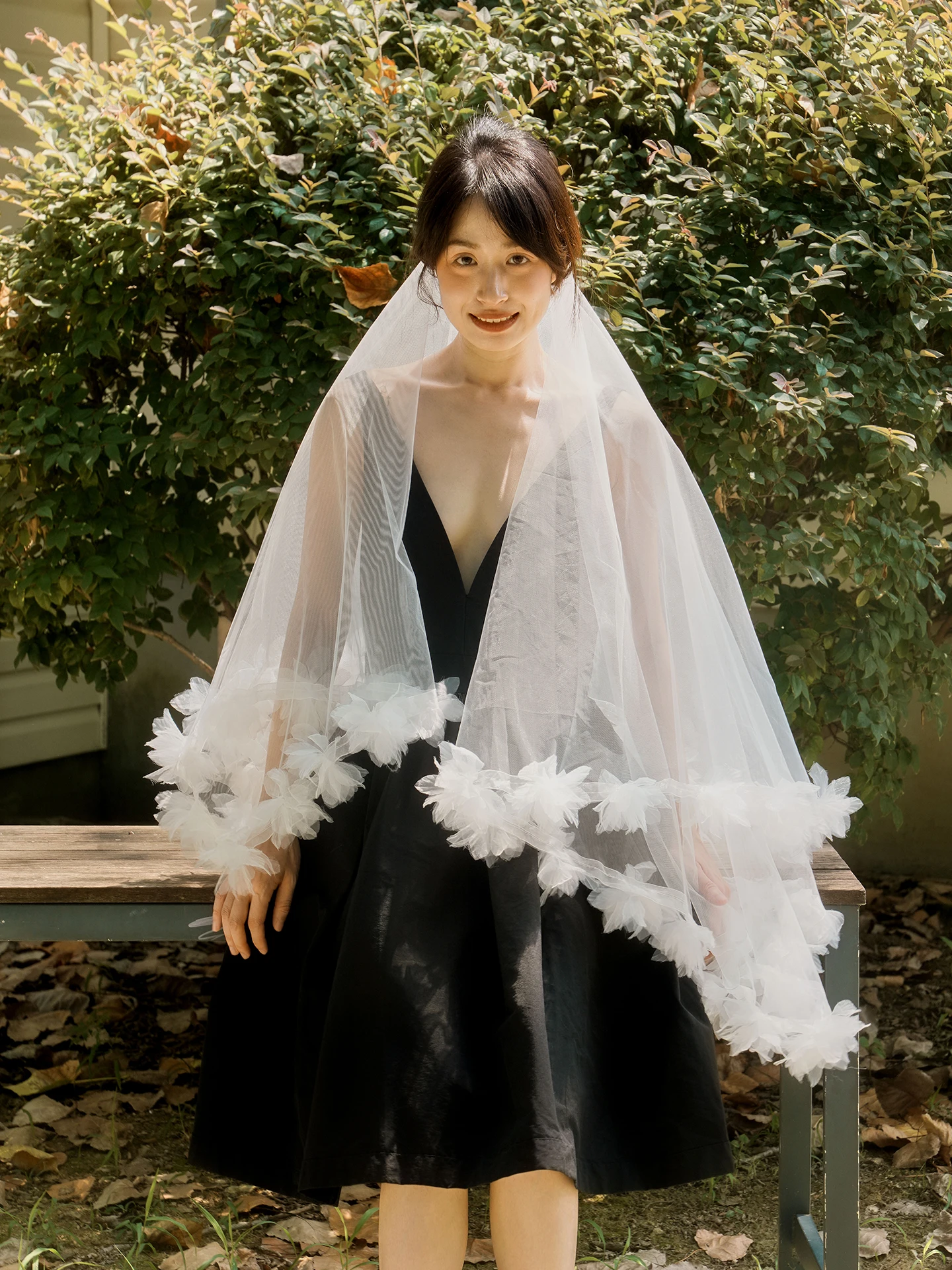 手作りフラワーデザインの短いベール付きヘッドドレス：生花スタイルの実用性とデザイン特性