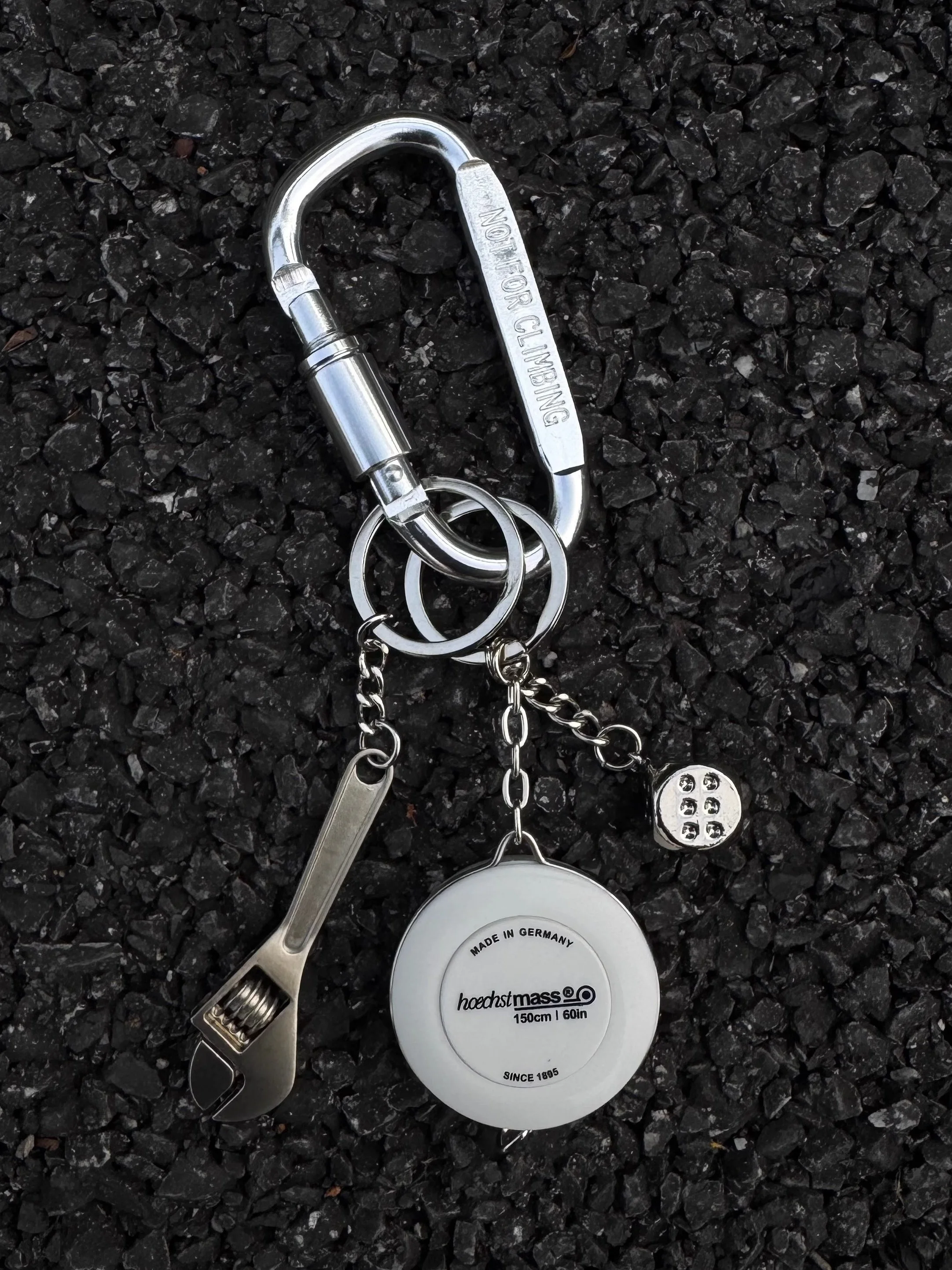 カバンにつけるキーホルダーで失敗しない方法は？アンダー テール キーホルダーの本質を知れば、どんなシーンでも自然に使えるようになる