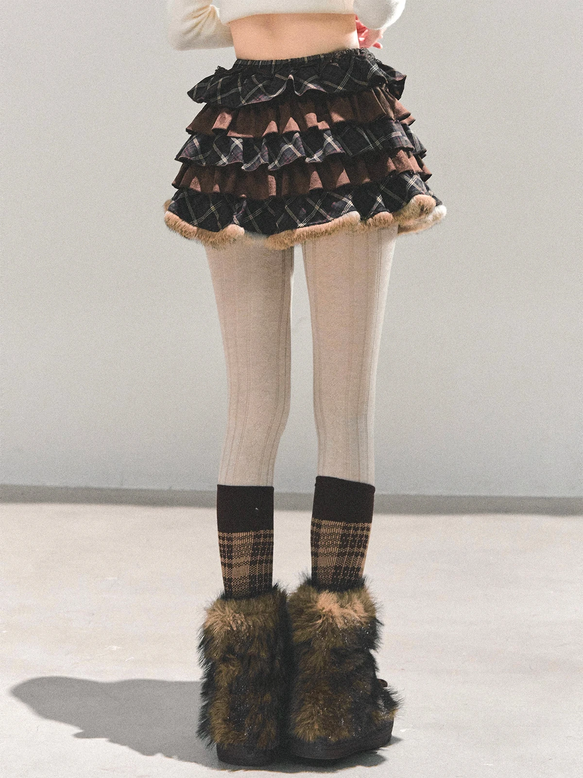 秋にぴったりの高腰ギンガムチェックフレアスカート：ミニ丈でシルエットを美しく見せる