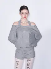 オフショルダーのリベット付き長袖スウェットシャツ＆ショートパンツ【極上の柔らかさ・デザイン性】（セットアップ対応）