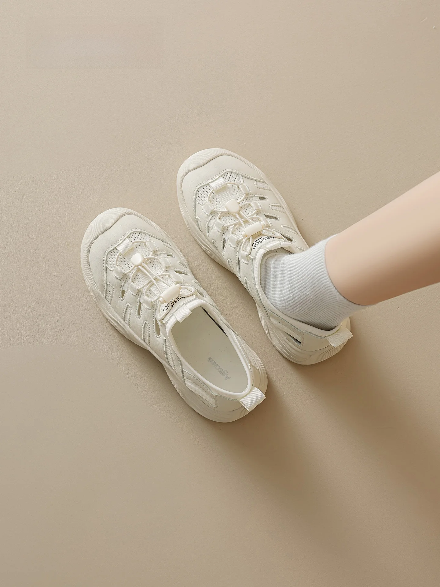 厚底デザインの運動用サンダル：女性向けアウトドアハイキングに最適な快適性を実証