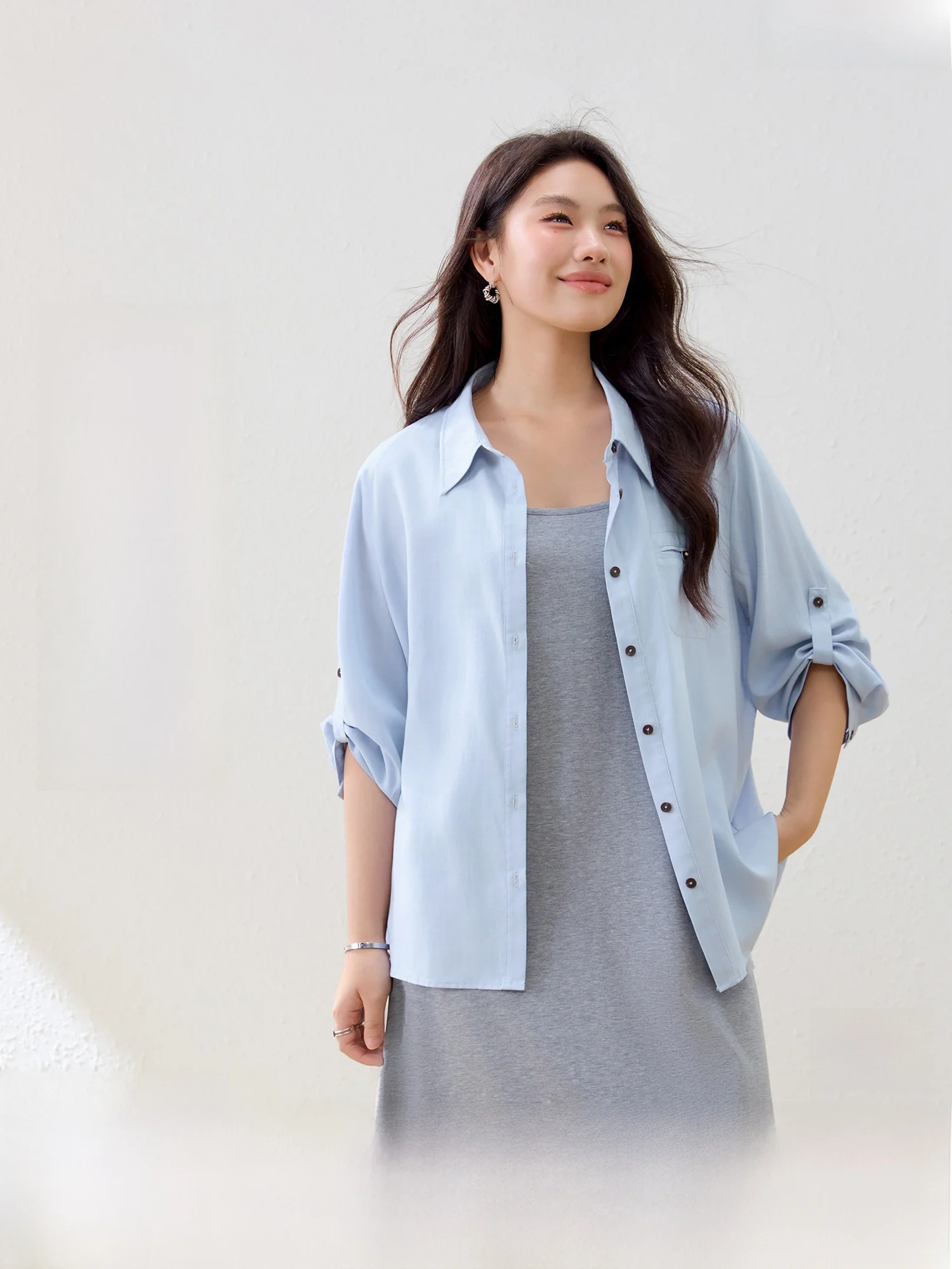 夏の柄シャツを選ぶべきか？実は「柄」より「素材」と「フィット感」が勝る理由