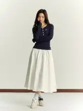 刺繍入りの長袖ニットトップス【ダークブルー・タイトフィット】