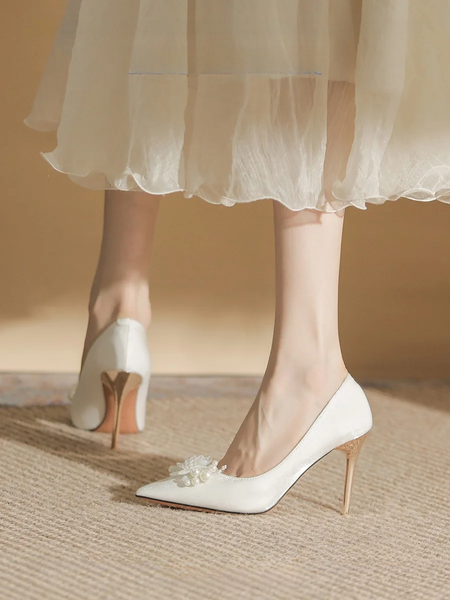 結婚式にぴったりのヒールは、本当に「足に負担がかかる」の？
