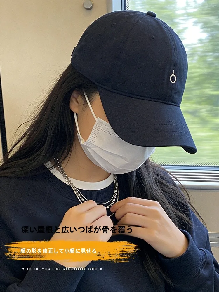刺繍入りネイビー野球帽：女性向けのUVカット機能とデザインの実用性を解説