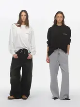 ゆったりとしたデザインのゴシックスタイルロゴプリント長袖Tシャツ【秋冬向け・落肩デザイン】（セットアップ対応）