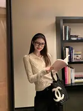 羊毛混紡のケーブル編みポロ襟セーター【ヴィンテージスタイル・フィット感のある短丈ニット】