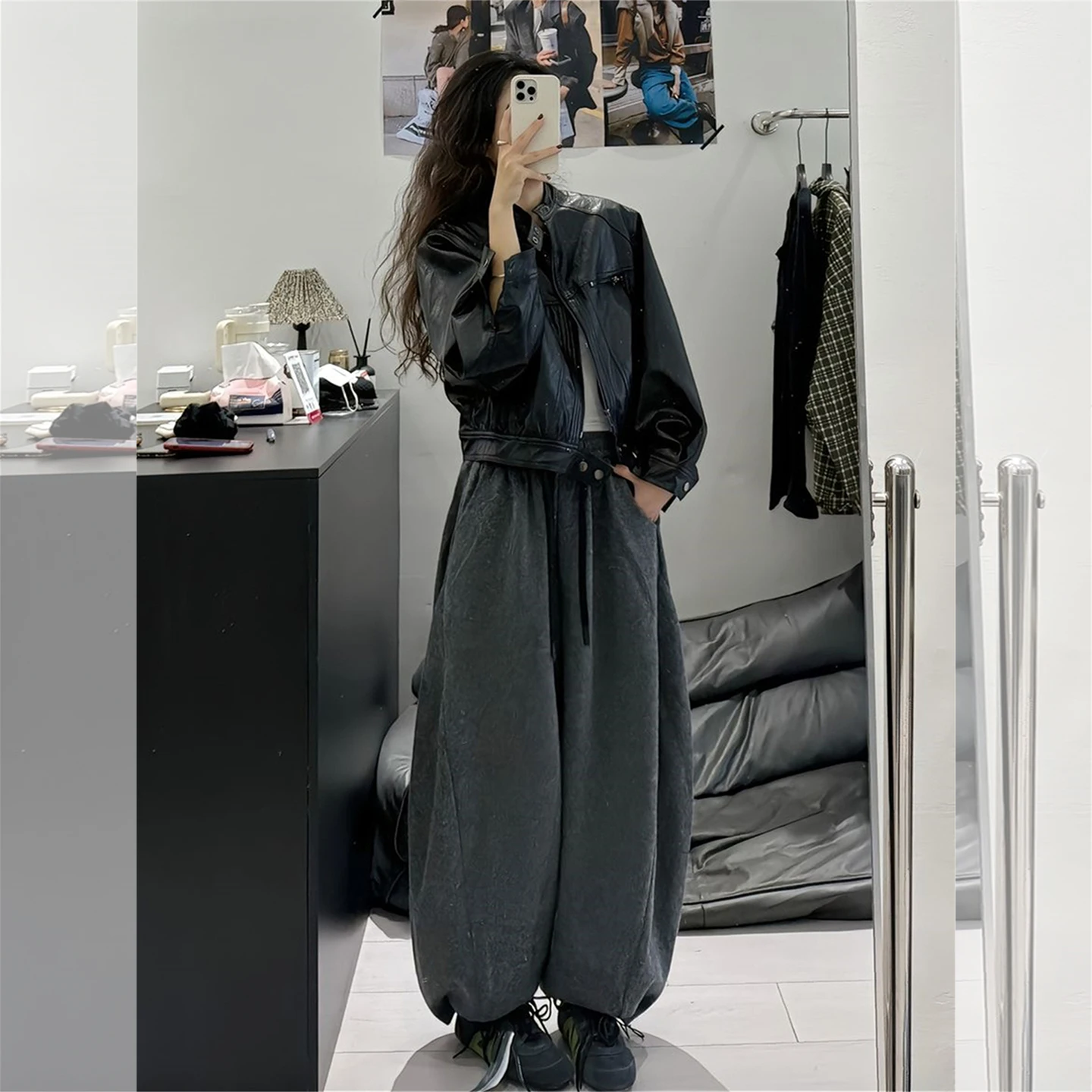 黒のレザージャケットとワイドパンツセット：大きめ着こなしの実用性とシーン別対応