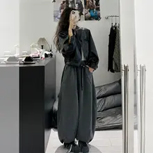 スタイリッシュな秋装 黒のレザージャケットとワイドパンツ（セットアップ対応）