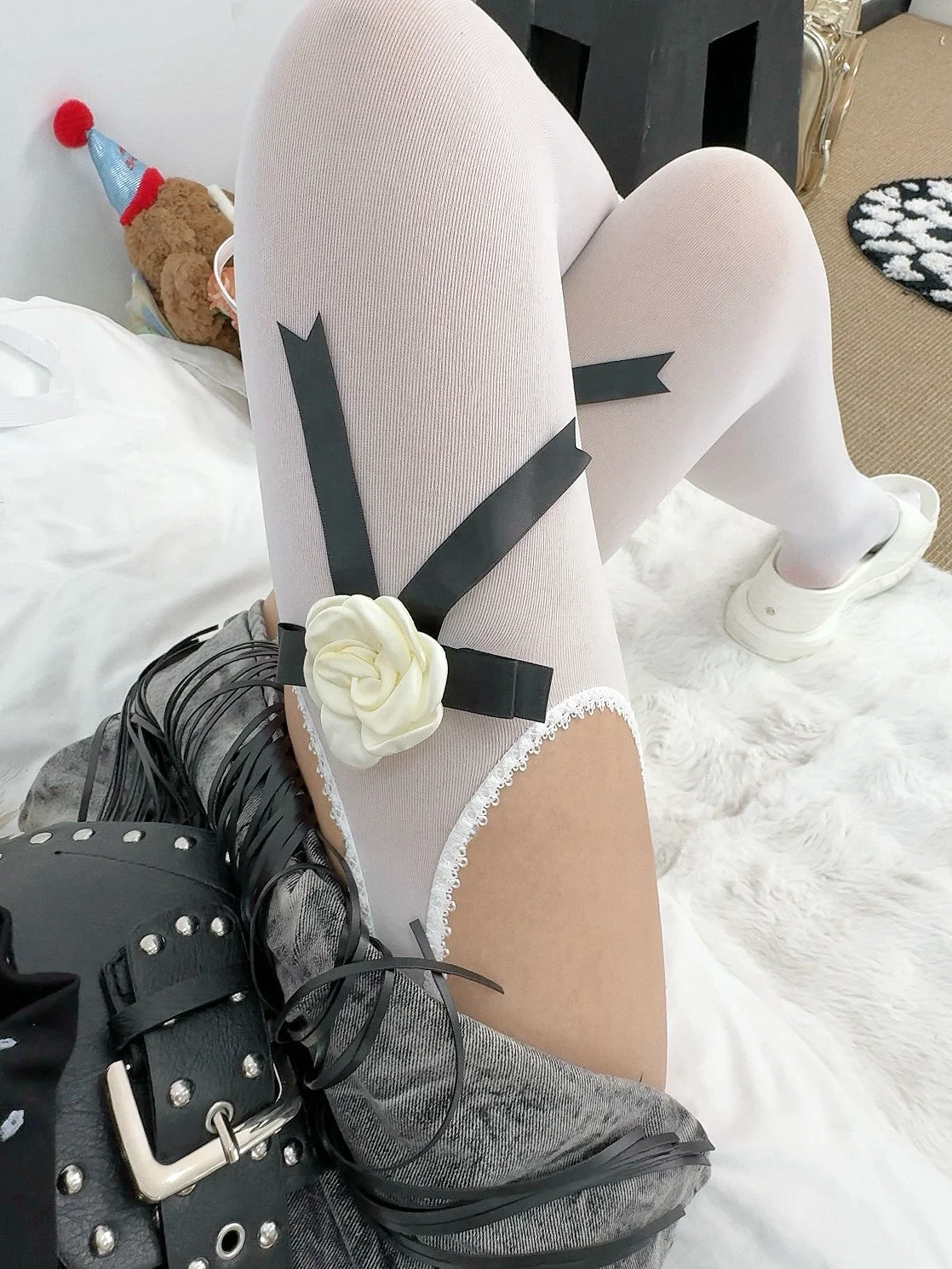 つり目 女 に最適なレトロホワイトツバキデザイン キャミソール風タイツ