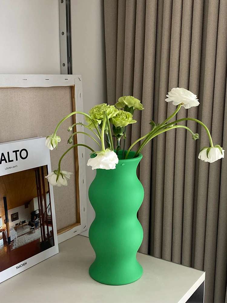 ツイスト花瓶 モダンインテリア 緑の陶器 マット 高い美しさ：インテリアに合う花瓶の選び方と実際の使い方