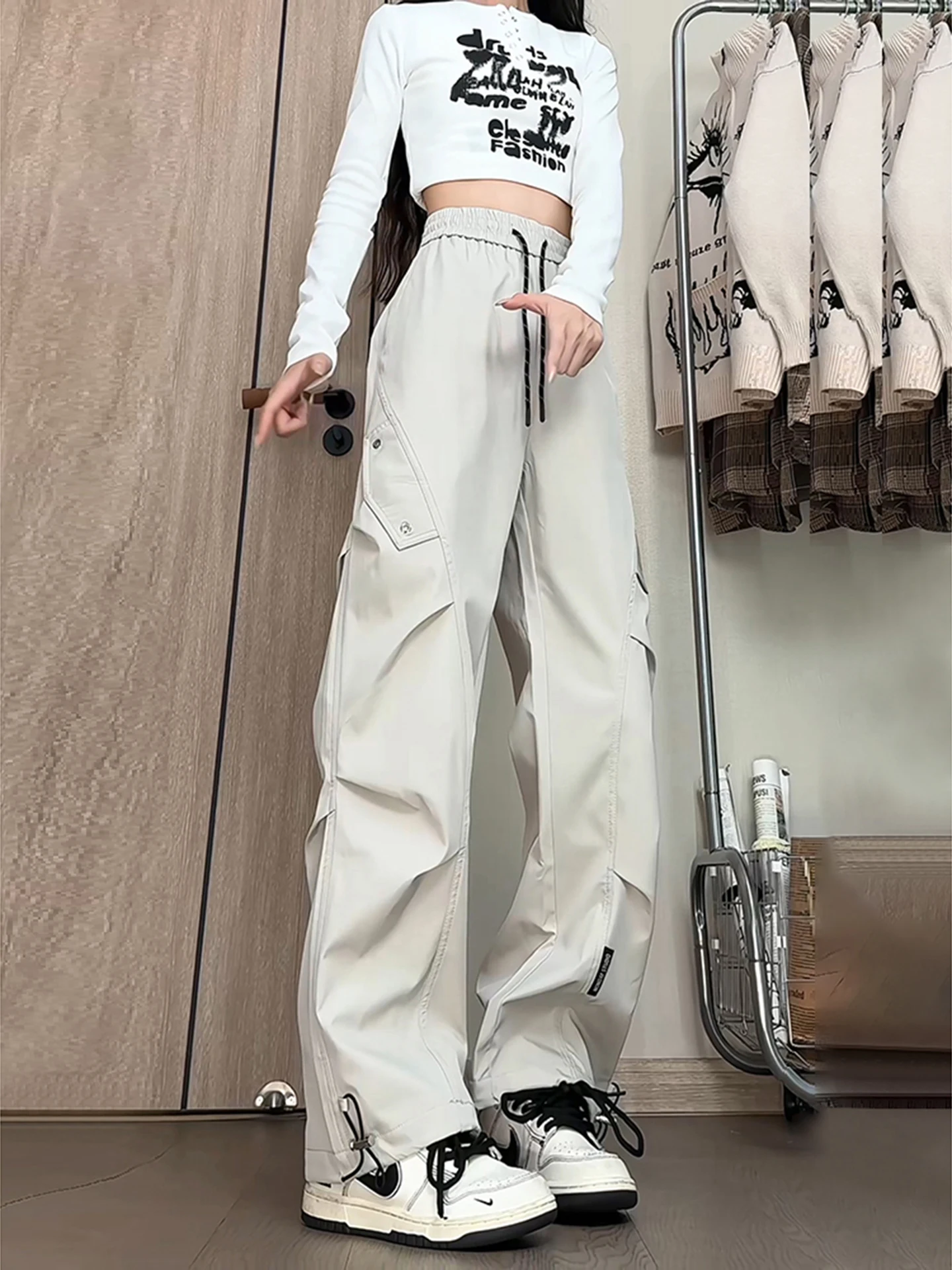 キャンプ 黒コーデに最適なアウトドアパンツ：美式工装スタイルの実用性と機能性