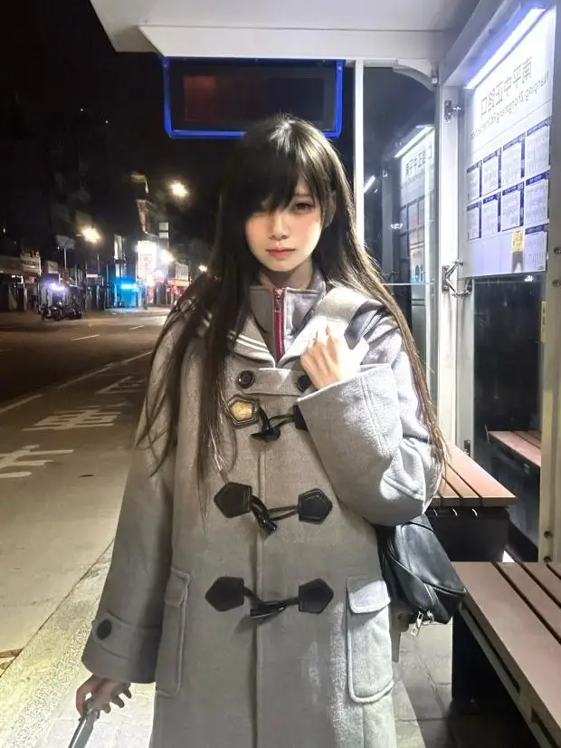 水手襟デザインのクラシックコート：ナチュラルなシルエットと機能性を兼ね備えたスタイリングソリューション