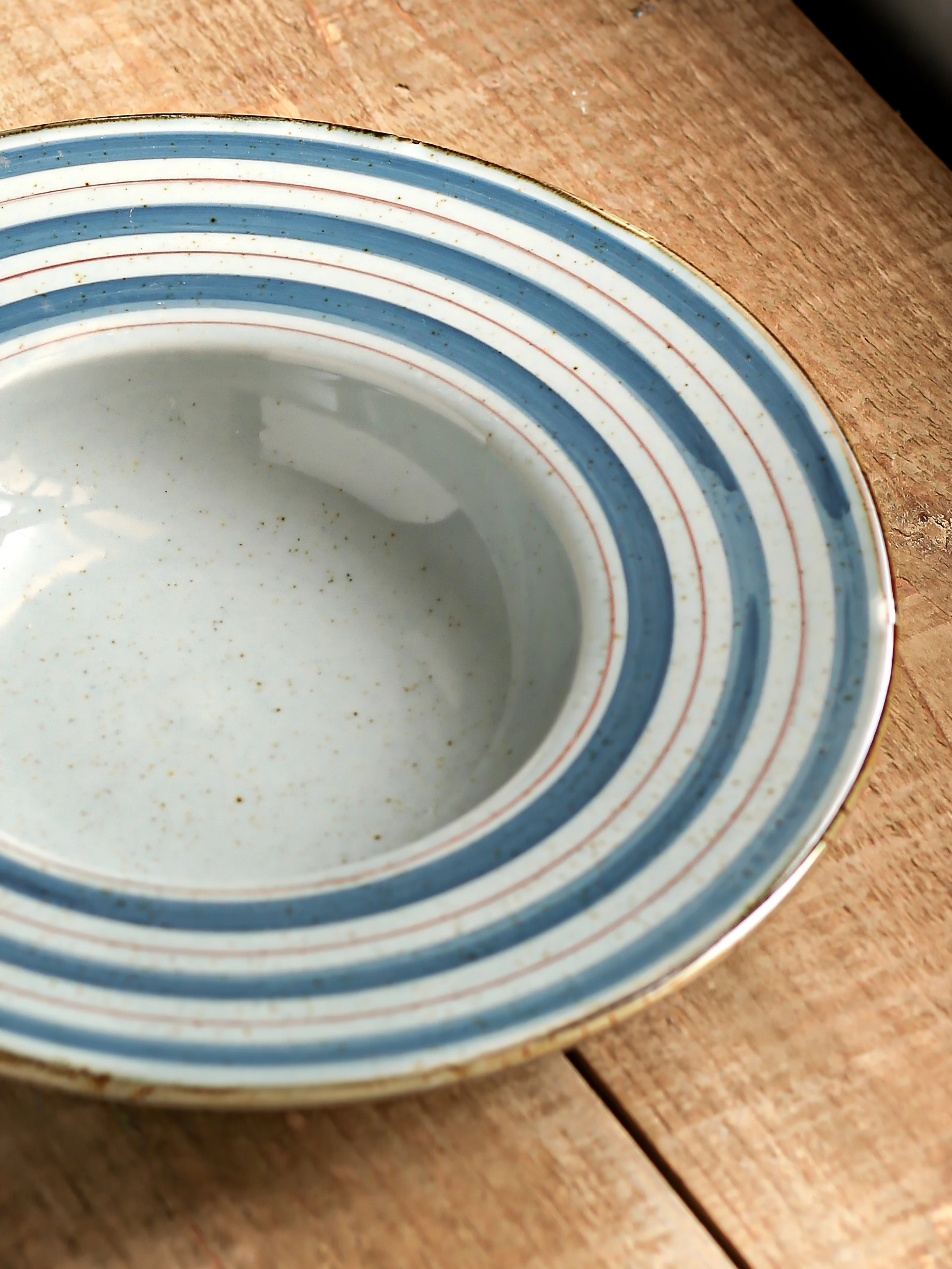 草帽風深皿：簡約設計の和洋食対応プレートがひっくり返らない理由