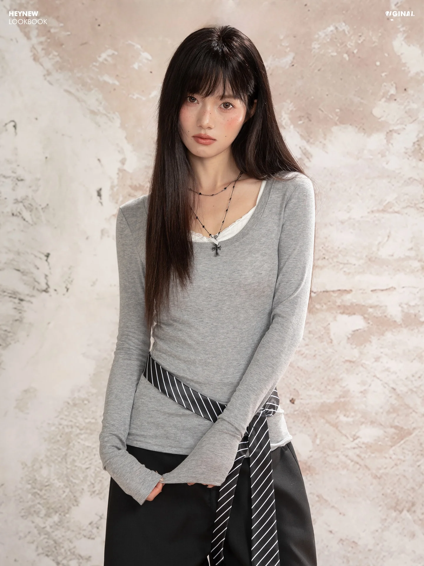 20代の女性が今、着たい秋のTシャツはどれ？シンプルで通勤にも使えるアイテムの選び方