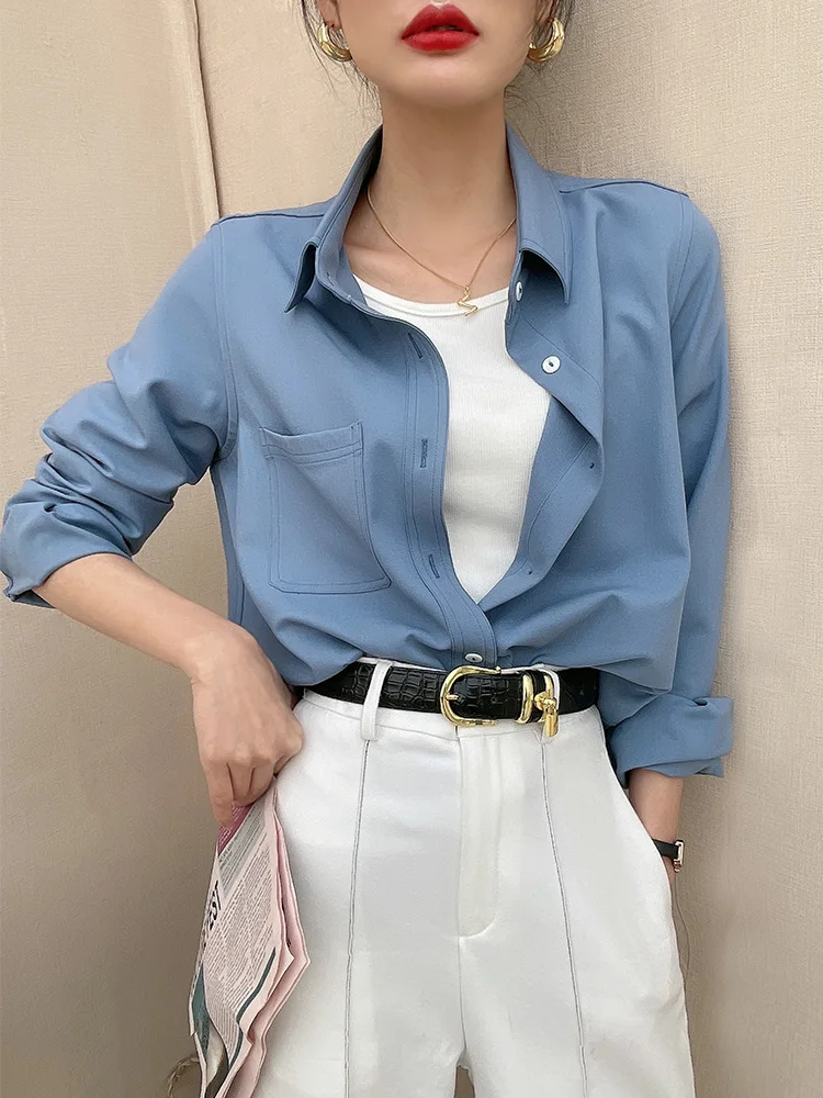 オフィスカジュアル50代女性にぴったりの春のシャツは？誕恩のブルー長袖シャツが解決する