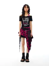ファッショナブルなプリントとチェック柄の短袖Tシャツ【女性用・タイトフィット】