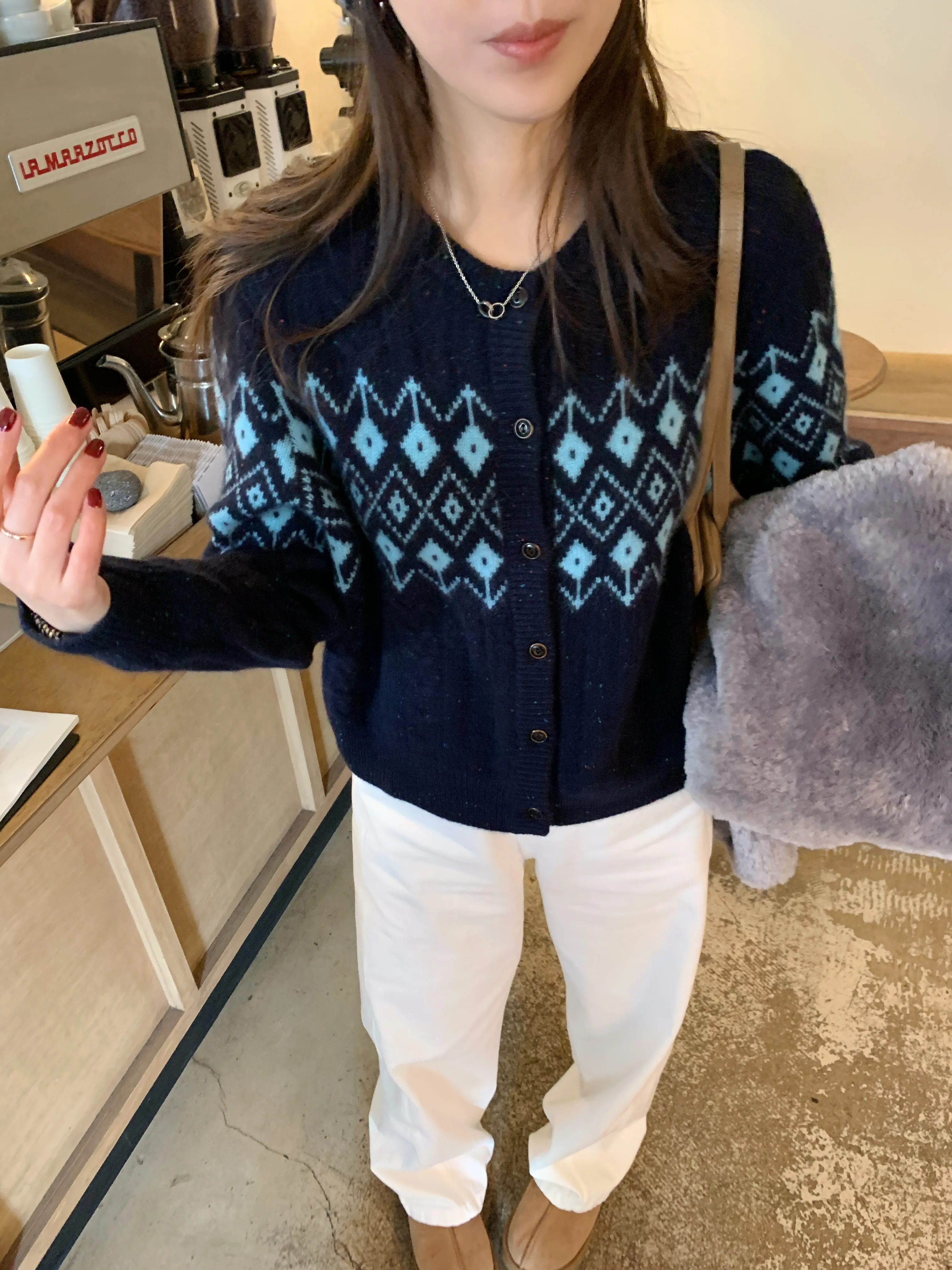 フィンランド風シンプルカーディガン：山羊绒100%で実現する極上の柔らかさとフェアアイル柄の日常着