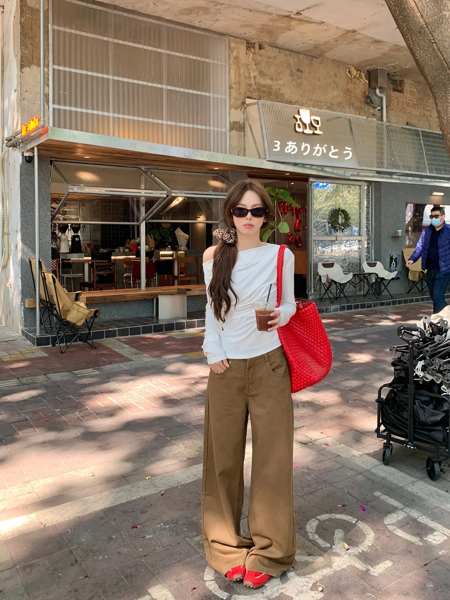 Tシャツを横から着るとき、どうやってスタイリングするの？