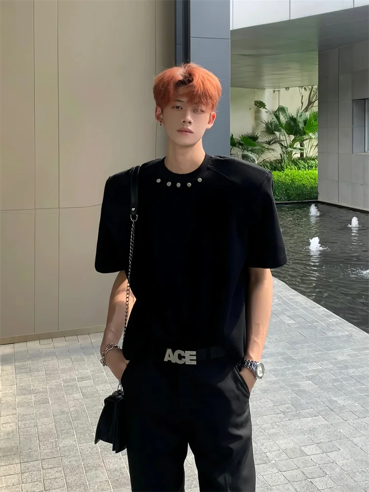 デザイン性の高い メンズ半袖Tシャツ：20代男性の日常ファッションに最適なクリーンフィットスタイル