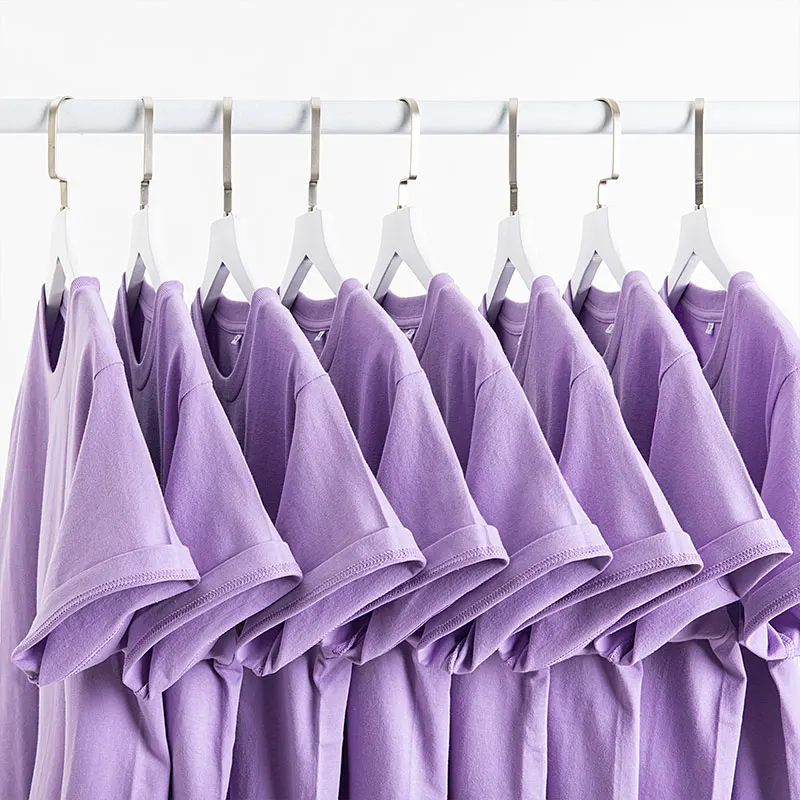 香芋紫のTシャツを2枚重ねで着るなら、どう選ぶ？