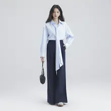 ブルーコットンシャツとパンツのエレガントな通勤スタイル（セットアップ対応）