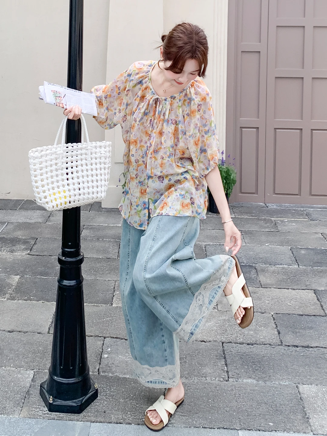 水色ブラウスの夏コーデに最適な花柄シフォンブラウスとデニムワイドレッグパンツセット