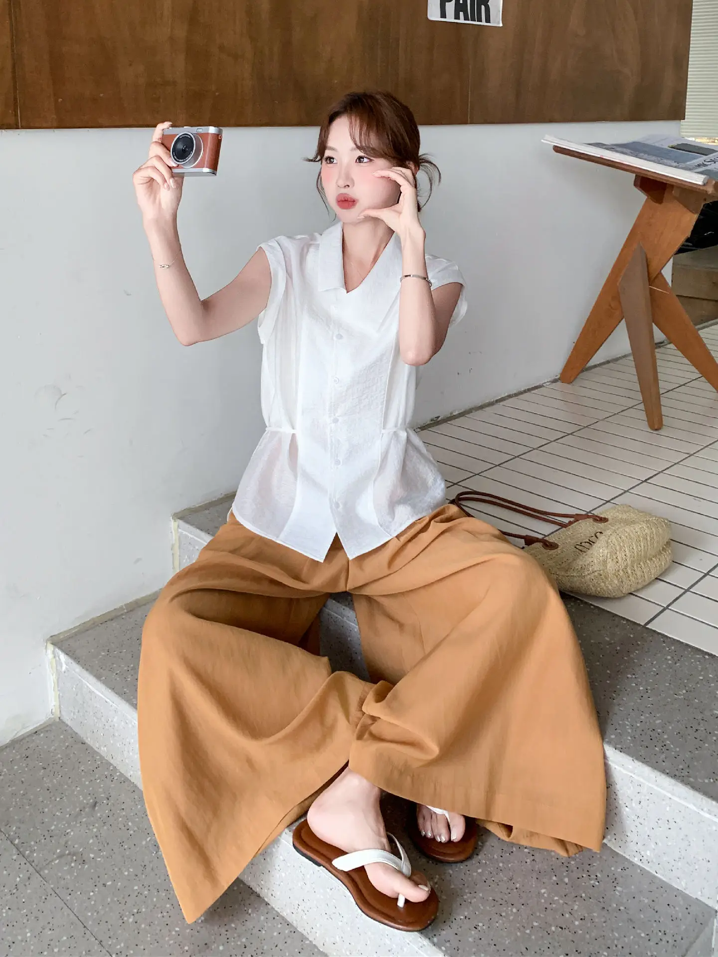 爽やかでスタイリッシュな白いシャツとオレンジワイドパンツのセットアップ：モダンファッションの夏の着こなしを実現